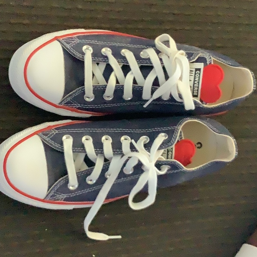Converse All Stars Women’s sneakers. Navy and red with heart detail. Like new - Picture 4 of 4